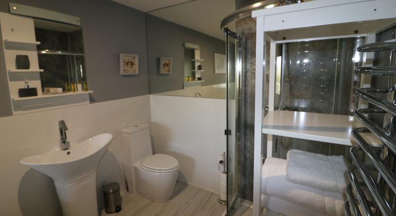 Alba room bathroom